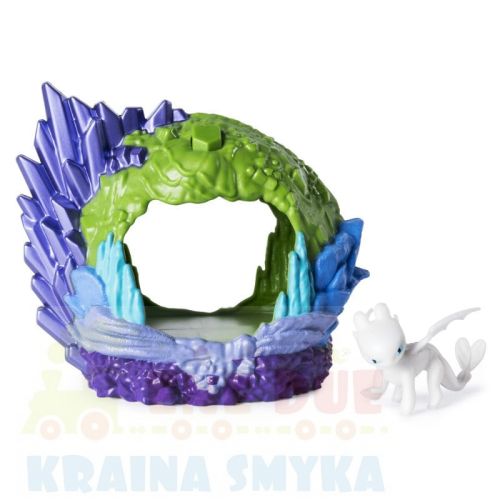 spin-master-dragons-zestaw-ukryty-swiat-smocza-jaskinia-ze-swiatlem-figurka-smoka-biala-furia-20103616 (1).jpg